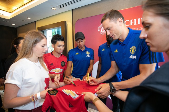 Siêu sao của Manchester United ký tặng hot boy Việt Nam trên đất Singapore - Ảnh 2.