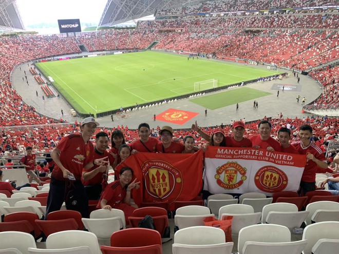 Siêu sao của Manchester United ký tặng hot boy Việt Nam trên đất Singapore - Ảnh 5.