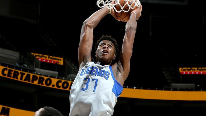Los Angeles Lakers sở hữu vi&ecirc;n đ&aacute; v&ocirc; cực đầu ti&ecirc;n trong h&agrave;nh tr&igrave;nh chi&ecirc;u mộ qu&aacute;i vật Giannis Antetokounmpo - Ảnh 2.