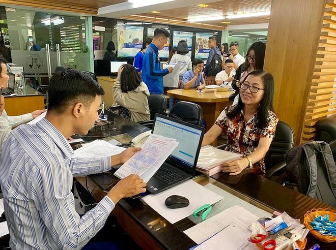 Bất ngờ th&iacute; sinh 63 tuổi đi l&agrave;m hồ sơ x&eacute;t tuyển đại học - Ảnh 1.