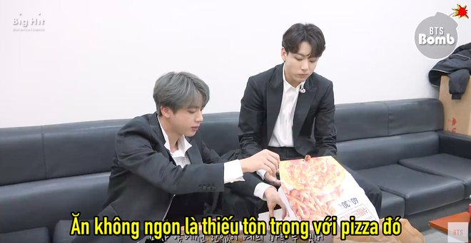 Xem anh cả Jin dạy Jungkook (BTS) ăn pizza: ăn không ngon là thiếu tôn trọng pizza đó! - Ảnh 4.