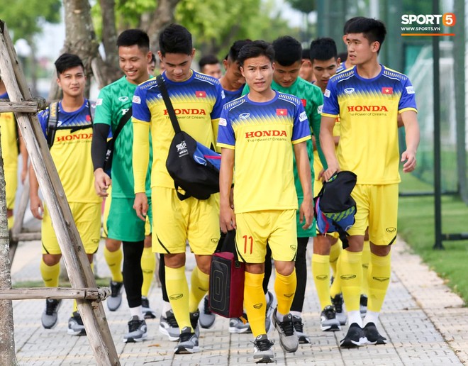 Tuyển thủ U23 Việt Nam than khó khi biết sẽ phải đá sân cỏ nhân tạo ở SEA Games 2019 - Ảnh 1.