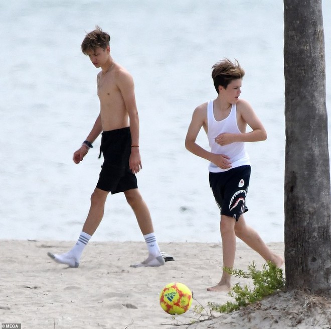 3 anh em nhà Beckham đá bóng trên bờ biển, Harper quá đáng yêu nhưng Romeo giật spotlight nhờ màn cởi trần khoe body - Ảnh 5.