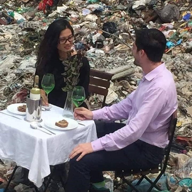 Hình ảnh cặp đôi dùng bữa giữa bãi rác lớn nhất Thủ đô khiến nhiều người giật mình: Một tương lai ăn ngủ cùng rác đang dần hiện hữu? - Ảnh 1.