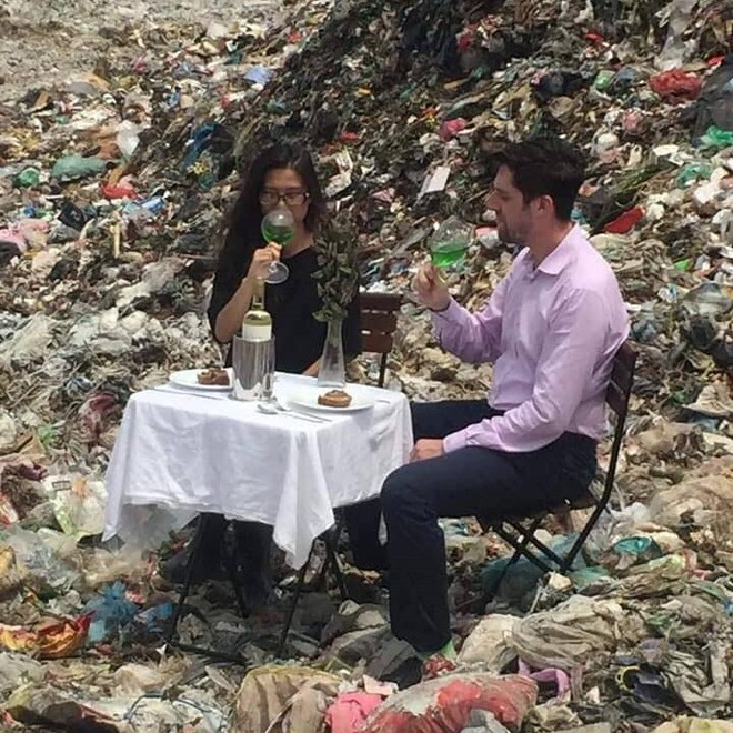 Hình ảnh cặp đôi dùng bữa giữa bãi rác lớn nhất Thủ đô khiến nhiều người giật mình: Một tương lai ăn ngủ cùng rác đang dần hiện hữu? - Ảnh 4.