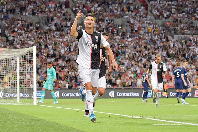 Chỉ bằng h&agrave;nh động cực nhỏ trong một gi&acirc;y n&aacute;n lại, Ronaldo đ&atilde; khiến c&aacute;c anti-fan n&oacute;i anh &iacute;ch kỷ phải ho&agrave;n to&agrave;n c&acirc;m lặng - Ảnh 1.