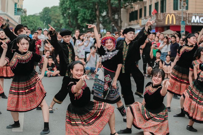 Dance cover Hãy trao cho anh quá chất, nhóm nhảy của ĐH Thương mại được Sky nhận xét xuất sắc không kém Sơn Tùng - Ảnh 3.