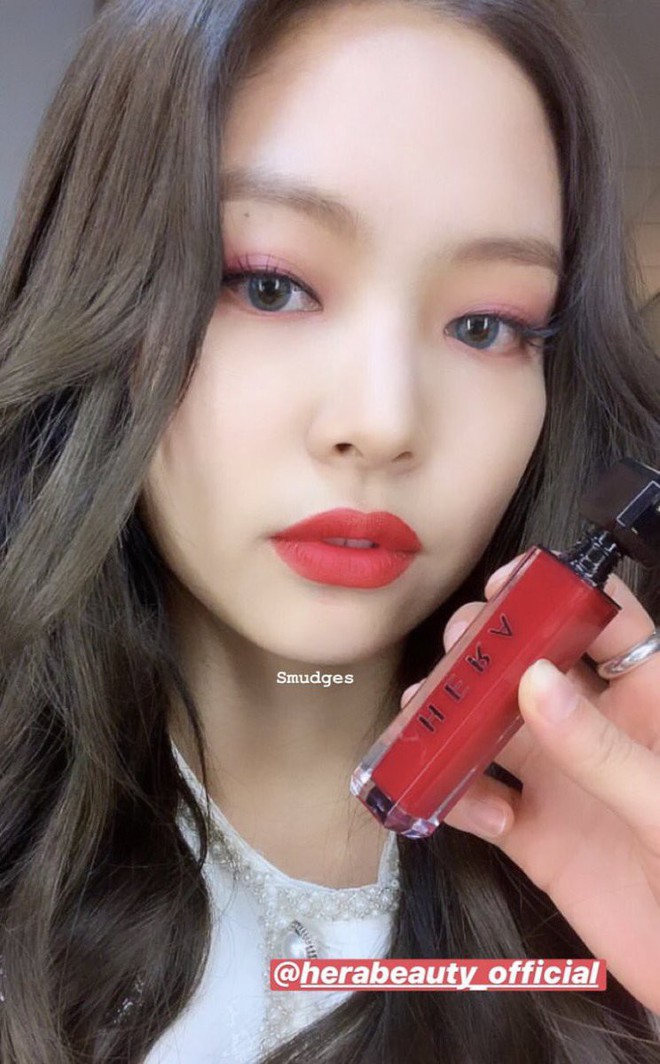 Black Pink và đồ làm đẹp bất ly thân: Jennie luôn mang kem chống nắng, Rosé và Jisoo chỉ mê đồ giá rẻ - Ảnh 2.