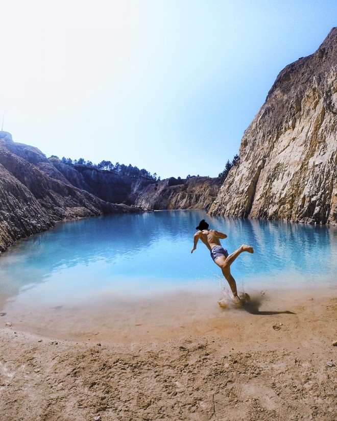 Sốc: Nhập viện hàng loạt sau khi bơi, hồ nước xanh lam nổi tiếng Tây Ban Nha này chính là hiểm họa với du khách - Ảnh 1.