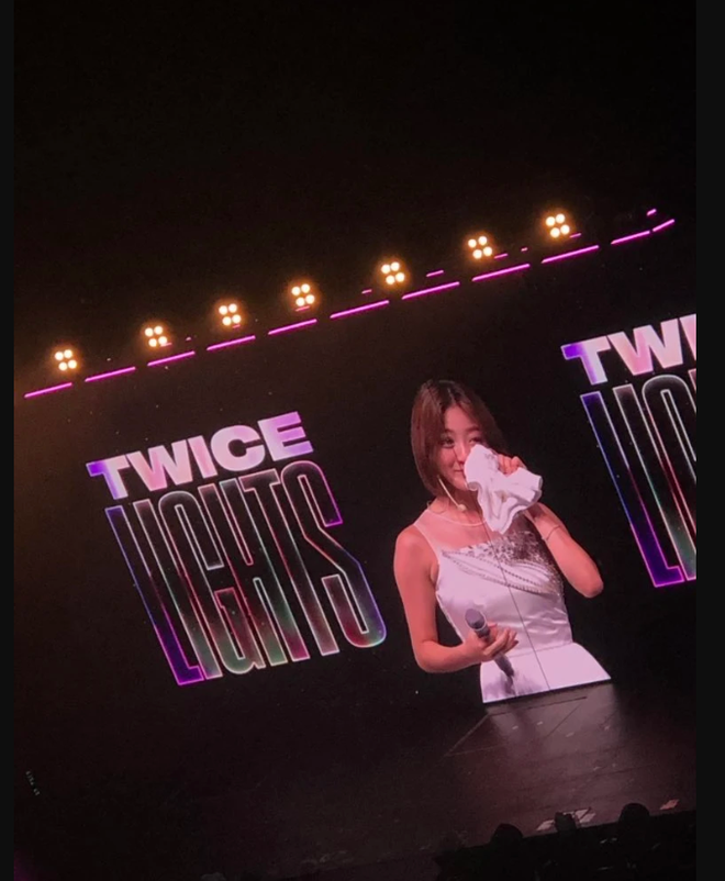 Fan phẫn nộ khi concert của TWICE bị b&aacute;o Mỹ &ldquo;n&eacute;m đ&aacute;&rdquo; thậm tệ: Nh&oacute;m bị ch&ecirc; &ldquo;flop&rdquo;, mang tiếng k&eacute;m t&agrave;i - Ảnh 3.