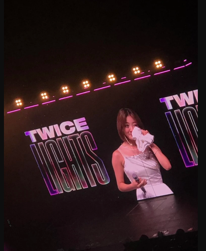 Fan phẫn nộ khi concert của TWICE bị báo Mỹ “ném đá” thậm tệ: Nhóm bị chê “flop”, mang tiếng kém tài - Ảnh 3.