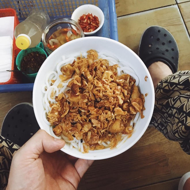 Bạn trai nhà người ta làm food tour dắt bạn gái đi ăn toàn nơi hay ho ở Hà Nội, các cô gái lại được dịp ghen tị - Ảnh 2.