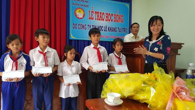 Ra c&ocirc;ng văn tiếp thị &aacute;o l&oacute;t nữ sinh, ng&agrave;nh gi&aacute;o dục Long An xin r&uacute;t kinh nghiệm - Ảnh 1.