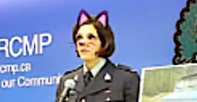 Cảnh sát Canada vô tình bật bộ lọc mèo hồng dễ thương khi phát trực tiếp họp báo về án mạng kép - Ảnh 2.