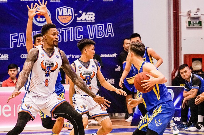 Hanoi Buffaloes ngăn cản ng&agrave;y vui của Hochiminh City Wings bằng cơn mưa 3 điểm - Ảnh 1.
