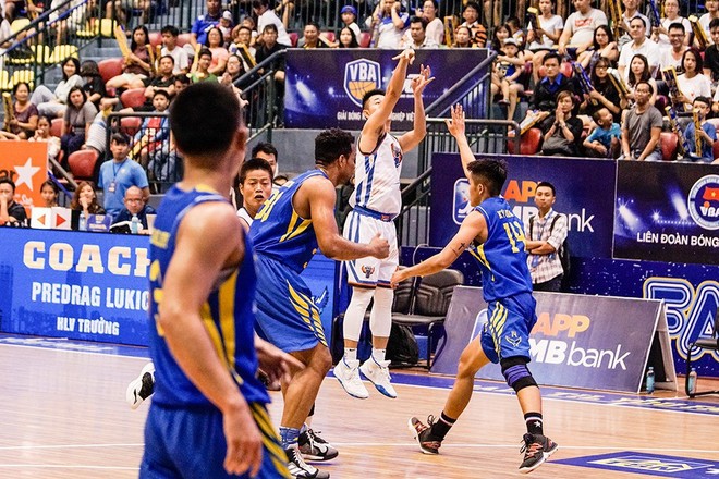 Hanoi Buffaloes ngăn cản ng&agrave;y vui của Hochiminh City Wings bằng cơn mưa 3 điểm - Ảnh 2.