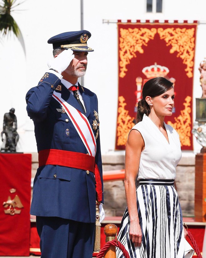 Sở hữu cánh tay săn chắc lực điền nhưng Hoàng hậu Tây Ban Nha lại được khen ngợi hết lời khi diện váy áo sát nách - Ảnh 3.
