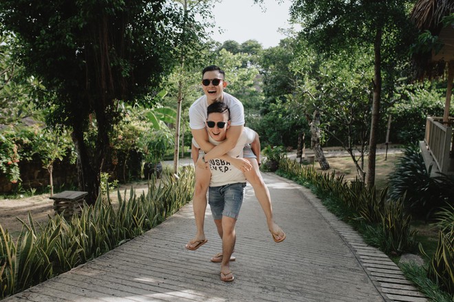 Cặp đôi LGBT gây bão mạng kỉ niệm 500 ngày yêu bằng chuyến du lịch lãng mạn ở Phú Quốc - Ảnh 6.