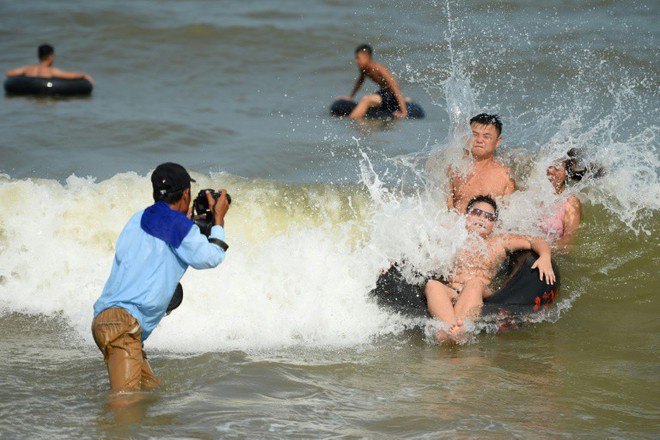 Lần đầu xuất hiện trên trang chủ hãng thông tấn Pháp, nhưng bãi biển Sầm Sơn lại gây sốc với những hình ảnh kín đặc người - Ảnh 5.