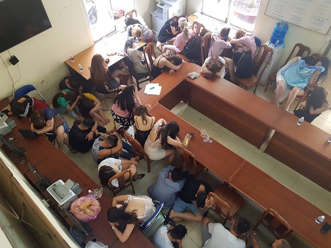 TP.HCM: Hơn 200 nam thanh nữ t&uacute; dương t&iacute;nh với chất ma t&uacute;y c&uacute;i gằm mặt tại trụ sở c&ocirc;ng an - Ảnh 3.