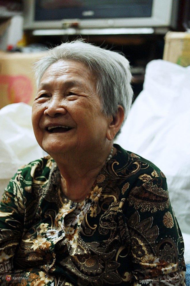 Chuyện 2 bà Bông - Hoa cuối đời rủ nhau góp áo làm từ thiện: Lên Sài Gòn thăm cháu, thấy bà sui làm nên mình làm theo cho đến giờ - Ảnh 1.