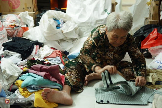 Chuyện 2 bà Bông - Hoa cuối đời rủ nhau góp áo làm từ thiện: Lên Sài Gòn thăm cháu, thấy bà sui làm nên mình làm theo cho đến giờ - Ảnh 2.
