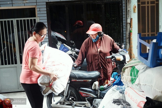 Chuyện 2 bà Bông - Hoa cuối đời rủ nhau góp áo làm từ thiện: Lên Sài Gòn thăm cháu, thấy bà sui làm nên mình làm theo cho đến giờ - Ảnh 6.