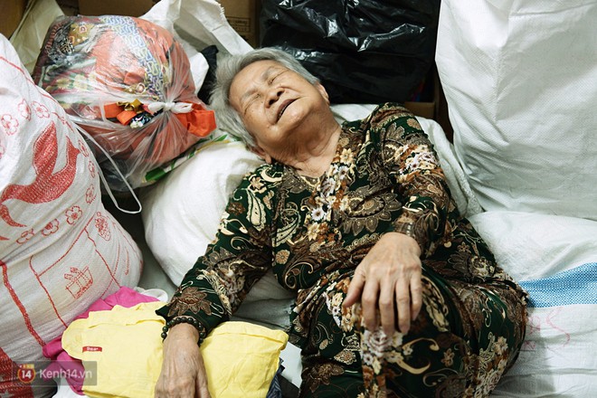 Chuyện 2 bà Bông - Hoa cuối đời rủ nhau góp áo làm từ thiện: Lên Sài Gòn thăm cháu, thấy bà sui làm nên mình làm theo cho đến giờ - Ảnh 5.