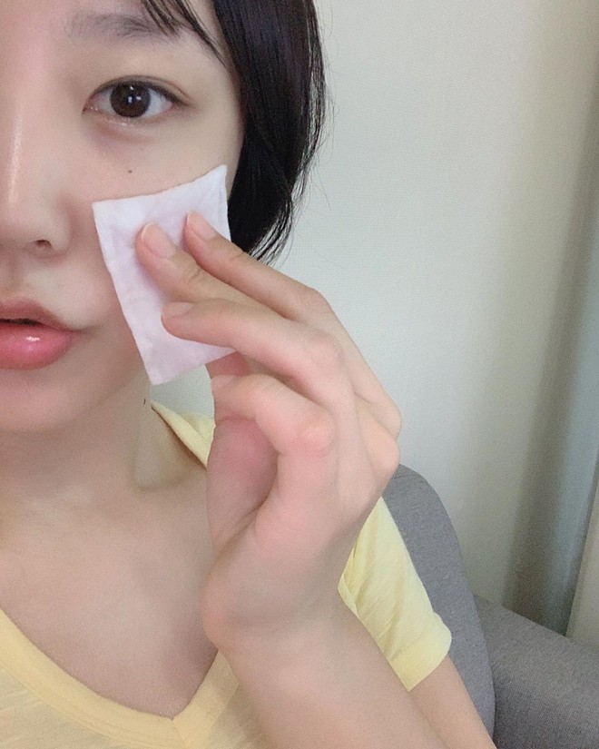 Mới 24 tuổi đ&atilde; chống l&atilde;o h&oacute;a rất kỹ, c&ocirc; n&agrave;ng n&agrave;y vẫn bị b&aacute;c sĩ da liễu chấn chỉnh từ bước cơ bản nhất - Ảnh 1.
