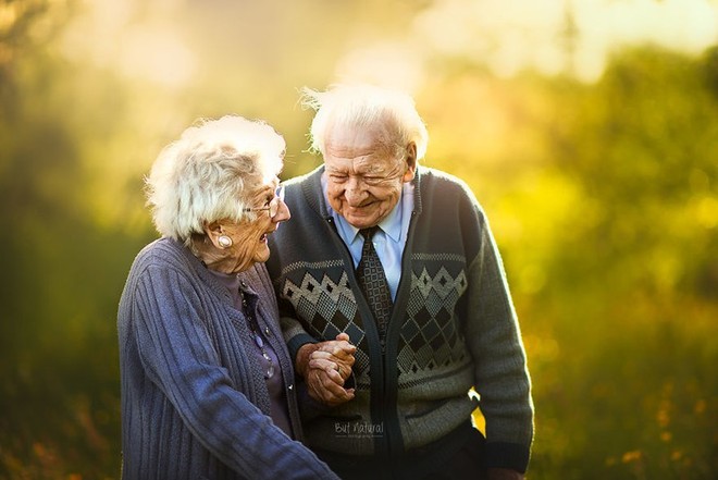 Cùng chiêm ngưỡng bức ảnh cặp đôi về già đầy lãng mạn và đáng yêu này. Hình ảnh hai người cùng nhau trải qua hành trình cuộc đời, luôn bên nhau trong niềm vui và nỗi đau sẽ chạm đến trái tim các bạn.
