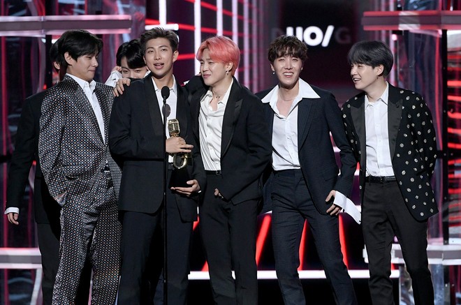 Thống k&ecirc; lượt view của c&aacute;c nghệ sĩ quốc tế nửa đầu năm 2019: BLACKPINK v&agrave; BTS dắt tay nhau thống trị bảng v&agrave;ng - Ảnh 2.