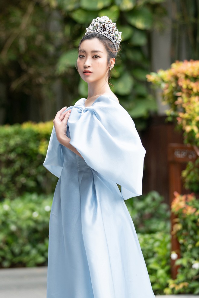 Họp báo chung kết Miss World Việt Nam 2019: Mỹ Linh - Tiểu Vy rạng rỡ đọ sắc, công bố cận cảnh vương miện 3 tỷ đồng - Ảnh 3.