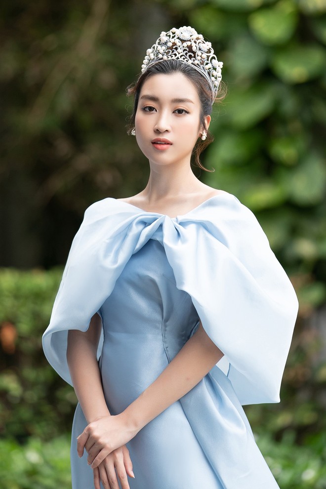 Họp b&aacute;o chung kết Miss World Việt Nam 2019: Mỹ Linh - Tiểu Vy rạng rỡ đọ sắc, c&ocirc;ng bố cận cảnh vương miện 3 tỷ đồng - Ảnh 2.