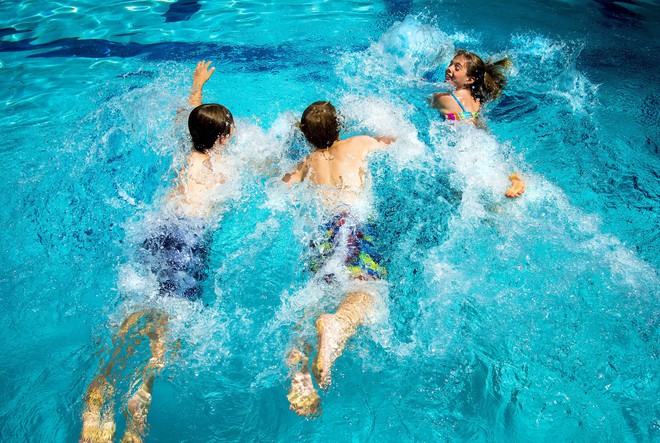 Loại vi khuẩn gây bệnh nguy hiểm ẩn nấp trong các bể bơi và đây là cách phòng tránh - Ảnh 3.