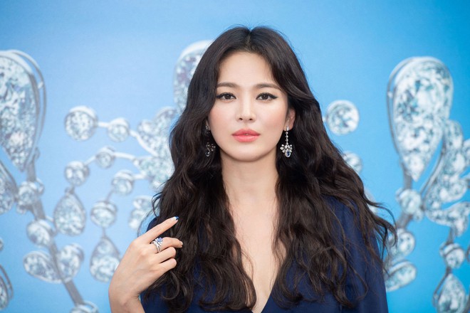 Hậu ly h&ocirc;n, ekip tung ảnh Song Hye Kyo đẹp n&aacute; thở ở b&agrave;n tiệc sự kiện khủng: Phụ nữ đẹp nhất khi kh&ocirc;ng thuộc về ai! - Ảnh 4.
