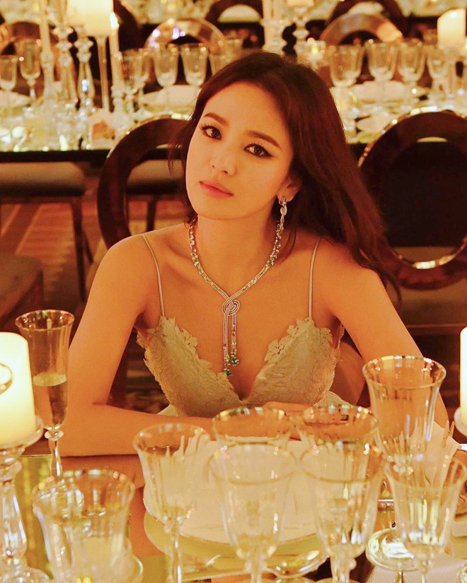 Hậu ly h&ocirc;n, ekip tung ảnh Song Hye Kyo đẹp n&aacute; thở ở b&agrave;n tiệc sự kiện khủng: Phụ nữ đẹp nhất khi kh&ocirc;ng thuộc về ai! - Ảnh 2.