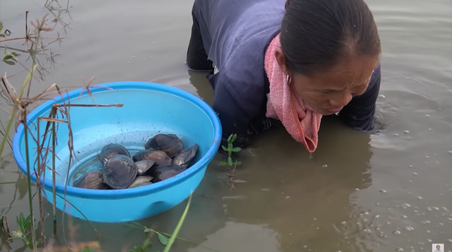 Ối, bà Tân đổi kiểu làm vlog sang đíp đìm địp rồi, lại còn làm món ăn tuổi thơ này! - Ảnh 3.