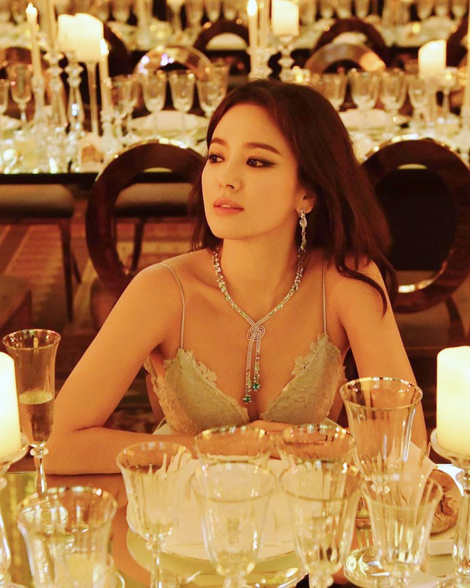 Hậu ly hôn, ekip tung ảnh Song Hye Kyo đẹp ná thở ở bàn tiệc sự kiện khủng: Phụ nữ đẹp nhất khi không thuộc về ai! - Ảnh 1.