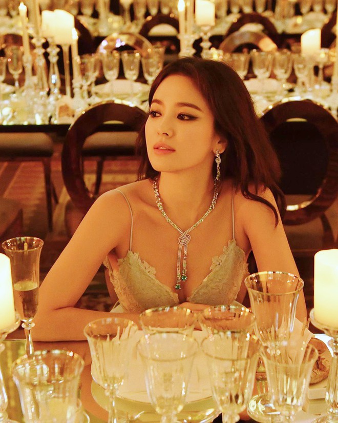 Hậu ly h&ocirc;n, ekip tung ảnh Song Hye Kyo đẹp n&aacute; thở ở b&agrave;n tiệc sự kiện khủng: Phụ nữ đẹp nhất khi kh&ocirc;ng thuộc về ai! - Ảnh 1.