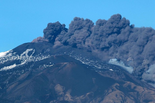 Peru ban bố tình trạng khẩn cấp do núi lửa hoạt động mạnh - Ảnh 1.