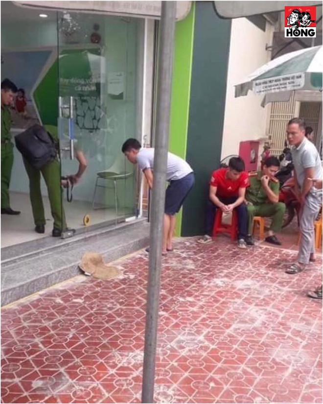 Nam thanh niên cầm súng xông vào cướp ngân hàng ở Thanh Hóa, một bảo vệ bị thương - Ảnh 1.