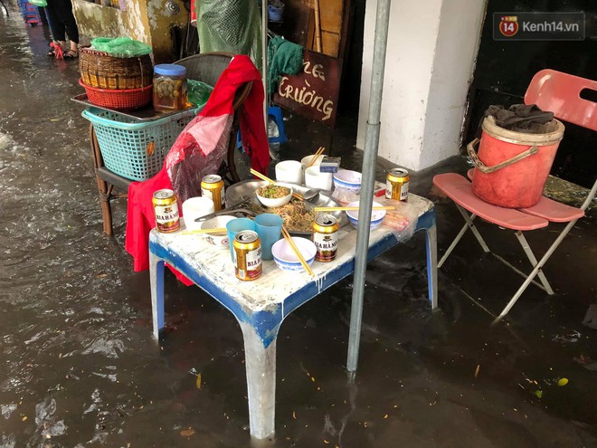 Ảnh, clip: Nhiều tuyến phố Hà Nội ngập sâu sau mưa lớn, người dân bì bõm dắt xe chết máy về nhà - Ảnh 12.