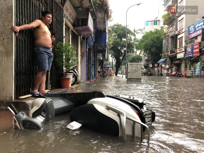 Ảnh, clip: Nhiều tuyến phố Hà Nội ngập sâu sau mưa lớn, người dân bì bõm dắt xe chết máy về nhà - Ảnh 22.