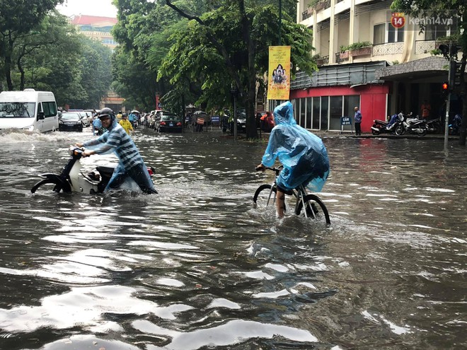 Ảnh, clip: Nhiều tuyến phố Hà Nội ngập sâu sau mưa lớn, người dân bì bõm dắt xe chết máy về nhà - Ảnh 4.