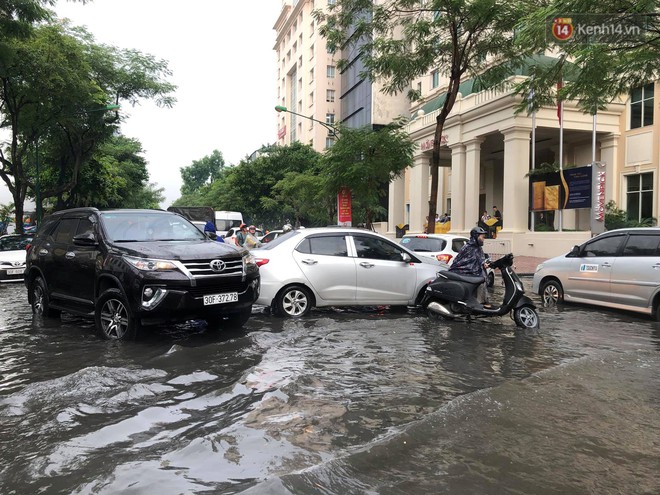 Ảnh, clip: Nhiều tuyến phố Hà Nội ngập sâu sau mưa lớn, người dân bì bõm dắt xe chết máy về nhà - Ảnh 15.