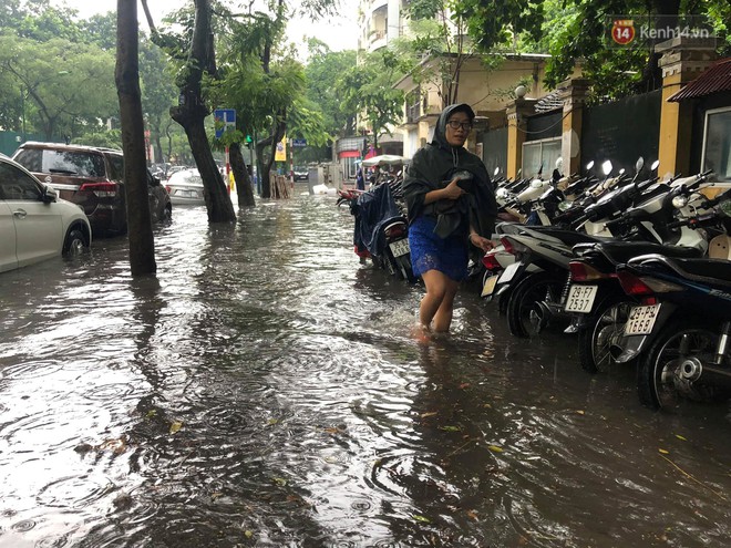 Ảnh, clip: Nhiều tuyến phố Hà Nội ngập sâu sau mưa lớn, người dân bì bõm dắt xe chết máy về nhà - Ảnh 6.