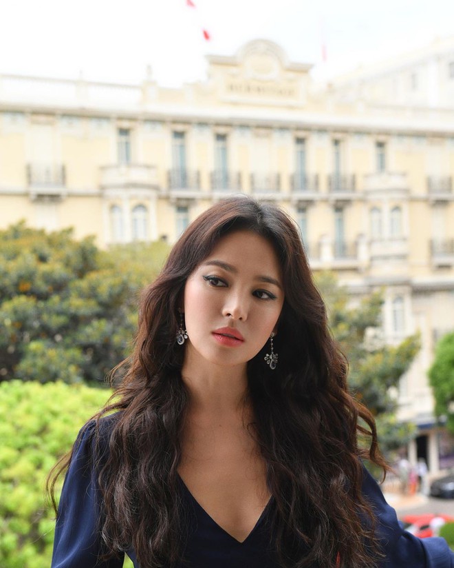 Hậu ly h&ocirc;n, ekip tung ảnh Song Hye Kyo đẹp n&aacute; thở ở b&agrave;n tiệc sự kiện khủng: Phụ nữ đẹp nhất khi kh&ocirc;ng thuộc về ai! - Ảnh 3.