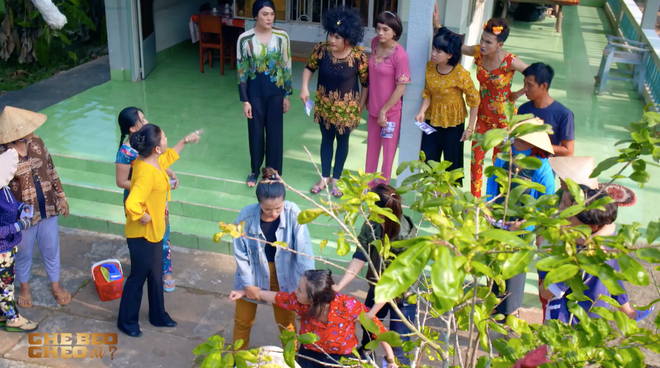 Tập 5 Ghe Bẹo Ghẹo Ai?: Nghiệp quật đúng giờ là khi Thêm đang dở tay hại người thì bị túm đầu ra tẩn lên bờ xuống ao - Ảnh 9.