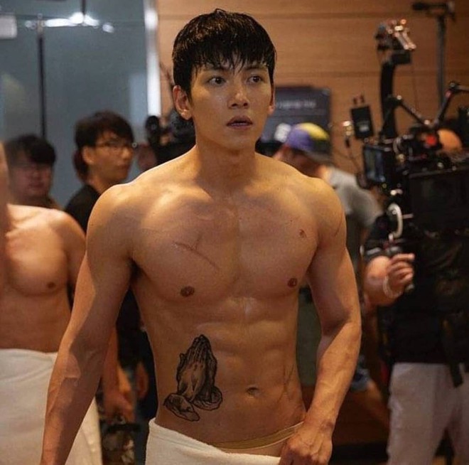 Khoảnh khắc màn ảnh đẹp điên đảo của Ji Chang Wook: Hoàng thượng nào lại có body ngon như cơm mẹ nấu thế này? - Ảnh 13.