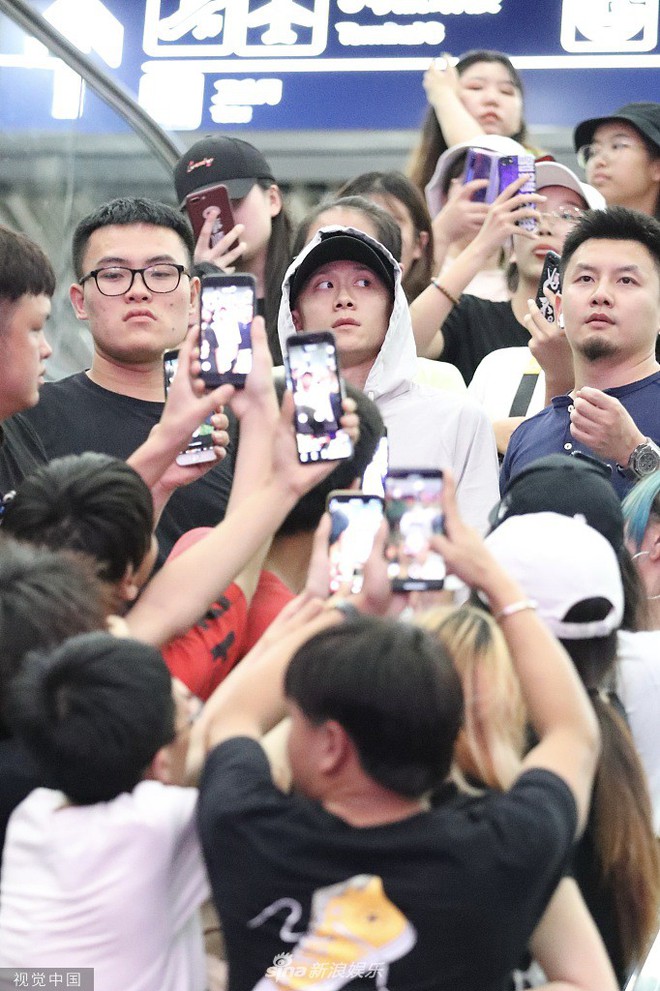 Biểu cảm hot nhất h&ocirc;m nay: Được fan v&acirc;y chặt, sao nam Cbiz hoang mang với gương mặt Đ&acirc;y l&agrave; đ&acirc;u, t&ocirc;i l&agrave; ai - Ảnh 2.